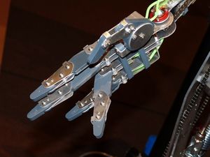 Roboterhand: erkennt spezielle Gegenstände (Foto: pixelio.de/Dieter Schütz)