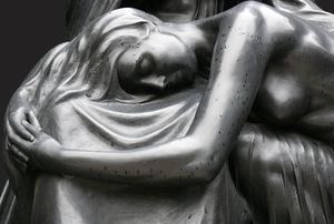Statue einer müden Frau: Ernährung beugt vor (Foto: pixelio.de, Cornerstone)