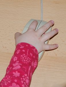 Kinderhand an der Maus: Eltern sollten Gefahren kennen (Foto: pixelio.de, Mmorf)