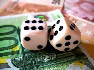 Würfelspiel: Infoblätter oft intransparent (Foto: pixelio.de, M. Staudinger)