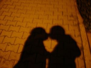 Kuss: Schlafmangel verleitet zum Seitensprung (Foto: pixelio.de, inopia07)