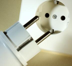 Steckdose: Verbraucher durch Pleiten verunsichert (Foto: pixelio.de, R. B.)