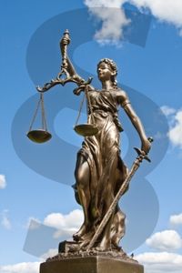 Justitia: Bei Vergehen drohen harte Strafen (Foto: pixelio.de, Thorben Wengert)