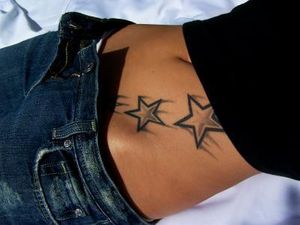 Frauen mit kurven und tattoos