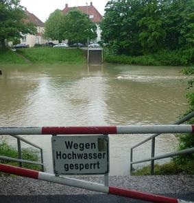 Hochwasser-Sperrung: Herausforderung für Versicherer (Foto: pixelio.de, loewyne)