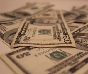 Billiges Geld: Manager kritisiert Notenbank (Foto: pixelio.de, Roland Bamberger)