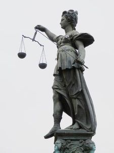 Justitia: Pharmaunternehmen erleidet Schlappe (Foto: pixelio.de, Dieter Schütz)