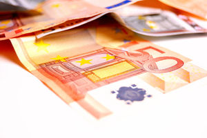 Geld: griechische Bank vor Verstaatlichung bewahrt (Foto: pixelio.de, B. Shoots)