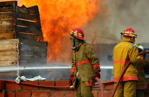 Gefährlich: Feuerwehrmänner im Einsatz (Foto: flickr.com/nestor galina)