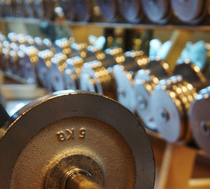 Hanteln: Abnehmen ist nicht leicht (Foto: pixelio.de/Rainer Sturm) Hanteln: Abnehmen ist nicht leicht (Foto: pixelio.de/Rainer Sturm)