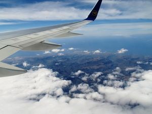 Flugzeug: Luftfahrt will Rentabilität steigern (Foto: pixelio.de, Büdenbender)