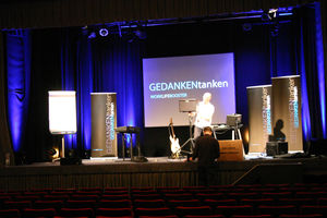 Bühne (2012 Köln): Gedankentanken bietet Keynotes als Abendprogramm (Foto: Baum)
