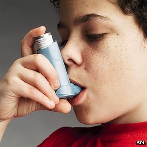 Kind beim Inhalieren: Test hilft bei Asthma-Prognose (Foto: SPL) Kind beim Inhalieren: Test hilft bei Asthma-Prognose (Foto: SPL)