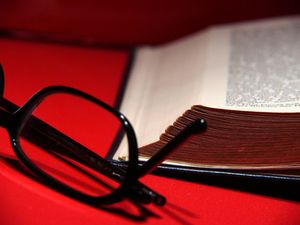 Buch: sind immer noch sehr gefragt (Foto: pixelio.de/Lupo)