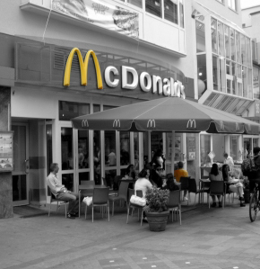 McDonalds-Filiale: Mitarbeiter werden verhöhnt (Foto: pixelio.de, M. Klinger)