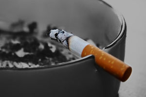 Zigarette: lässt Eltern an Kindern sparen (Foto: pixelio.de/Marianne J.)