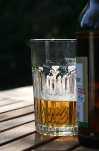 Bier: Deutsche trinken wetterbedingt weniger (Foto: pixelio.de, R. Rosenwald)