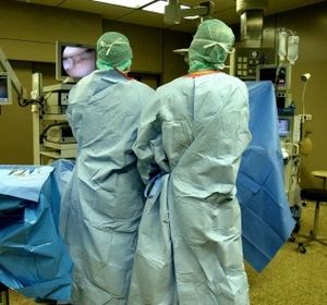 Am Operationstisch: Ultraschall als neue Methode (Foto: pixelio.de, Büdenbender) Am Operationstisch: Ultraschall als neue Methode (Foto: pixelio.de, Büdenbender)