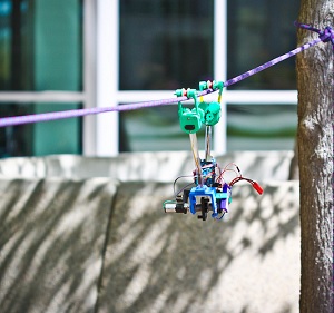Hangel-Test: Roboter am Seil (Foto: UCSD Jacobs School of Engineering)