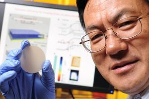 Forscher mit Sensor: Der macht Schrift zu Licht (Foto: Georgia Tech, Gary Meek)