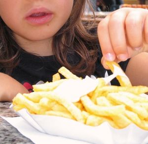 Pommes: 80 Prozent der Kinder essen ungesund (Foto: Thommy Weiss/pixelio.de)