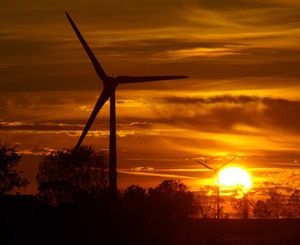 Windrad und Sonne: Energiespeicher sind nötig (Foto: pixelio.de, Didi01)