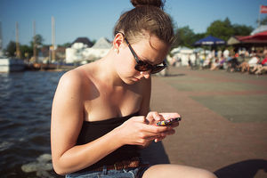 Mädchen am Wasser: Sonnencreme gefällig? (Foto: flickr/The Big Shizzle) Mädchen am Wasser: Sonnencreme gefällig? (Foto: flickr/The Big Shizzle)