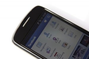 Facebook: mobiles Surfen birgt Risiken (Foto: pixelio.de/F. Gopp)