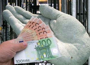 Geld auf die Hand: kaum Verzug bei Privatkunden (Foto: Meyhome, pixelio.de)