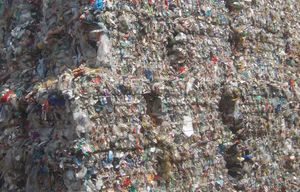 Plastikmüll: Brennstoff dank des neuen Geräts (Foto: Peter v. Bechen/pixelio.de)