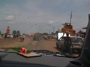 Straßenszene: Nigerias Öl-Sektor hat Probleme (Foto: flickr/selena deckelmann)