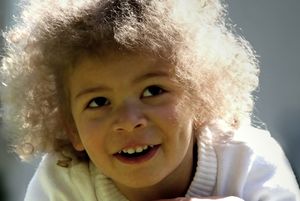 Kind: trotz des Stotterns sozial integriert (Foto: Helene Souza, pixelio.de)