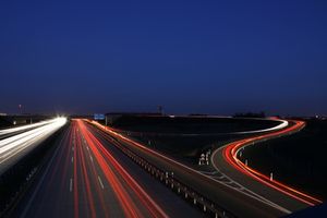 Autobahn: Daten fahren zunehmend mit (Foto: Lutz Stallknecht, pixelio.de)