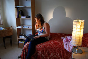 Junge Frau: Gefahren lauern im Netz (Foto: flickr/The home of Fixers on Flickr)