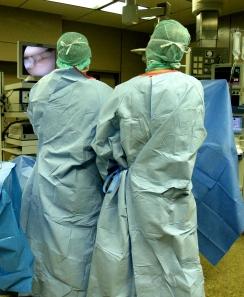 Im OP: Ärzte können noch besser operieren (Foto: pixelio.de, Martin Büdenbender)