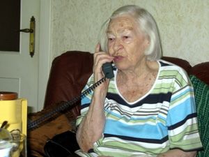 Ältere Dame: Notruf wird durch System getätigt (Foto: pixelio.de/Jerzy Sawluk)