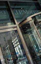 Drehtür: J.P. Morgan will weniger Kosten für Prozesse (Foto: jpmorgan.com)
