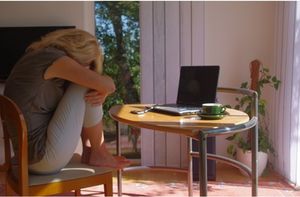 Frau: Ängste und Depressionen durch Online-Gewalt (Foto: D. Braun/pixelio.de)