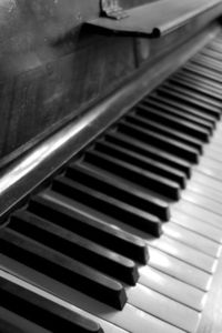 Klavier: Rhythmus der Musik verbessert die Sprache (Foto: pixelio.de, pixelpart)