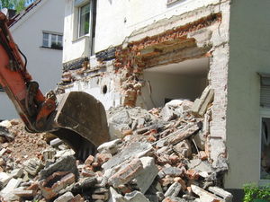 Schutt: Bergungs-Device spürt Herzschlag auf (Foto: pixelio.de/A. Nikelski)