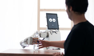 James: Robo-Barkeeper bedient Gäste (Foto: fortiss.org)