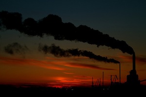 Rauchende Schlote: IPCC gegen Industrielobby (Foto: flickr.com/Mikael Miettinen)