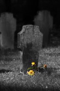 Grabstein: altbewährt, aber nicht für jeden (Foto: slicer  / pixelio.de)