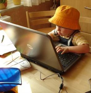 Kind am Laptop: Viele Eltern sind zu sorglos (Foto: pixelio.de, erysipel)