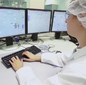 Analyse im Labor: Roche will massiv investieren (Foto: roche.com)