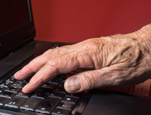 Hand: Tägliche Wartezeiten verkürzen Lebenszeit (pixelio.de, Rainer Sturm)