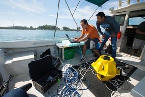 Test am Eriesee: Kommunikation mit Unterwasser-Sensor  (Foto: Douglas Levere)