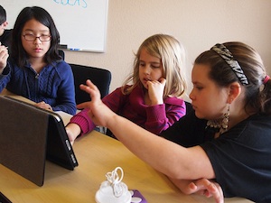 Schüler mit Tablets: Lernerfolg umstritten (Foto: flickr.com/flickingerbrad)