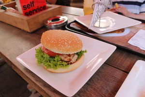 Burger: zu viel Fett, Salz und Zucker als Problem (Foto: pixelio.de/Schwarzin)