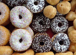 Donuts: oft Süßigkeiten statt Obst und Gemüse (Foto: pixelio.de/Lichtkunst.73)